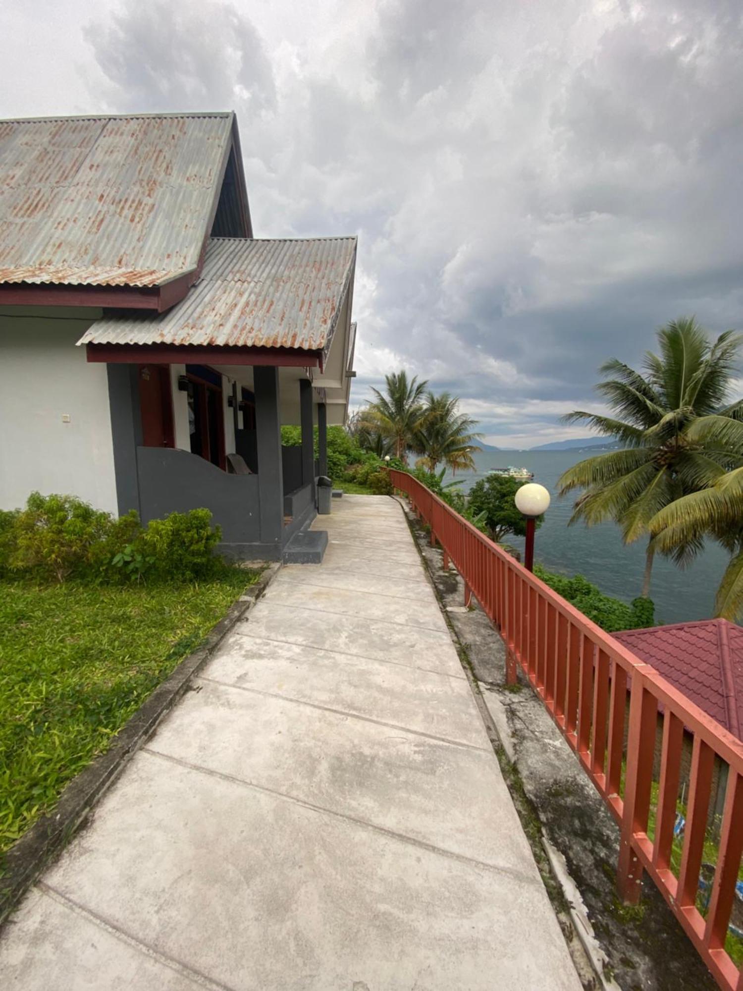 Vandu'S View Guest House & Restaurant Tuktuk Siadong Bagian luar foto