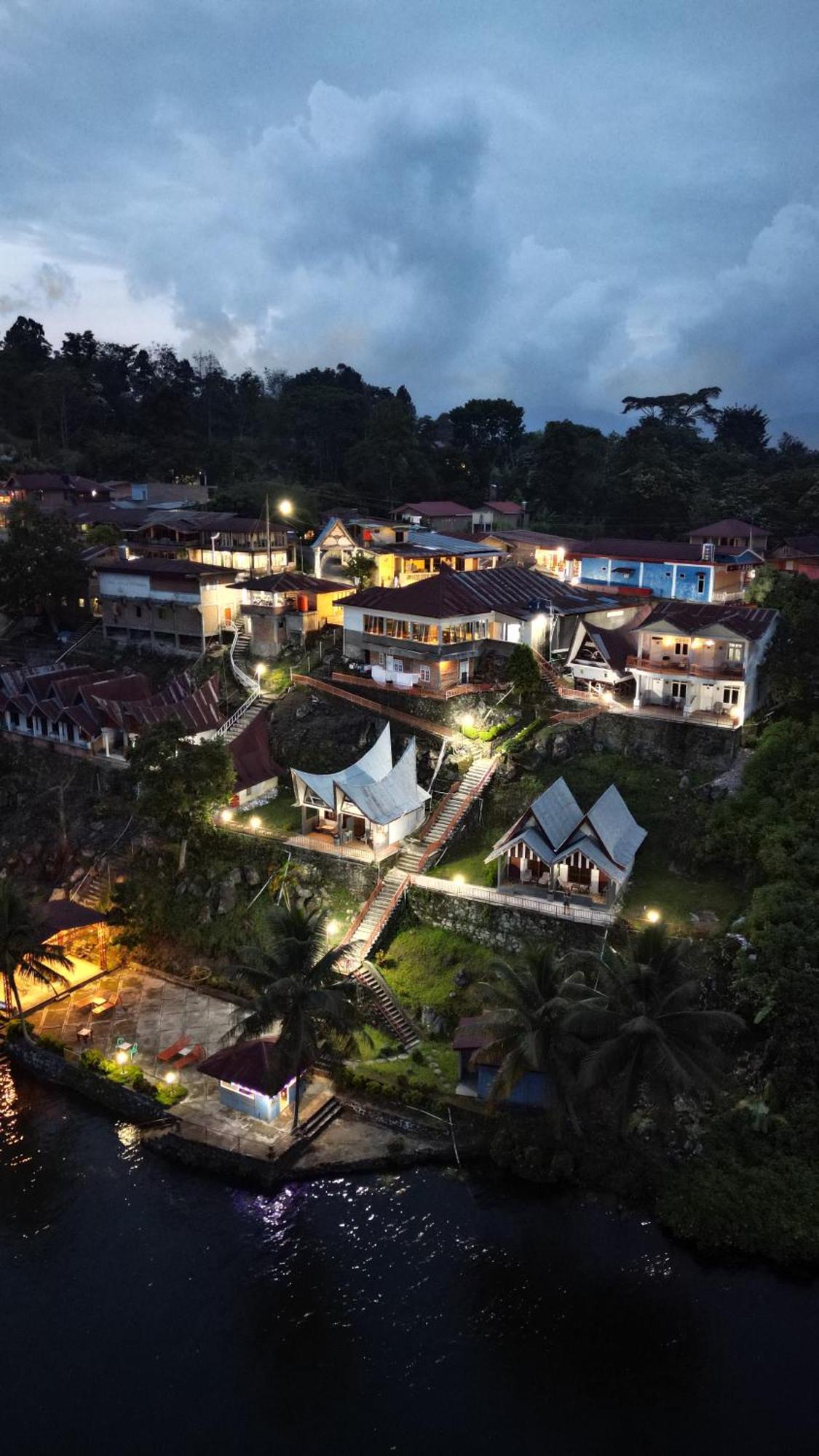 Vandu'S View Guest House & Restaurant Tuktuk Siadong Bagian luar foto