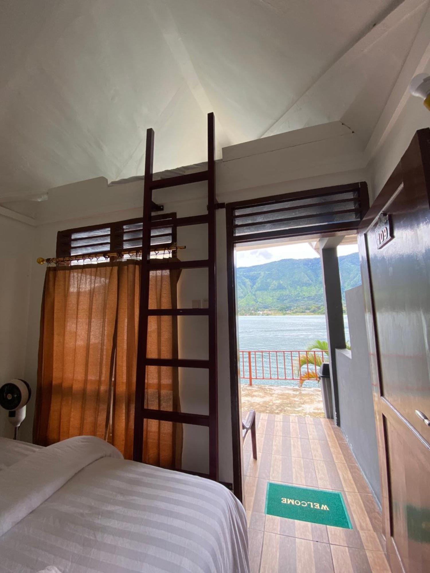 Vandu'S View Guest House & Restaurant Tuktuk Siadong Bagian luar foto